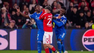 Vin&iacute;cius y Gianluca Prestianni, en el duelo de ida en Lisboa