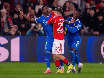 Vin&iacute;cius y Gianluca Prestianni, en el duelo de ida en Lisboa