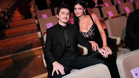 Kylie Jenner y Timothée Chalamet posando en los BAFTA GettyImages-2262981322Kylie Jenner y Timothée Chalamet posando en los BAFTA