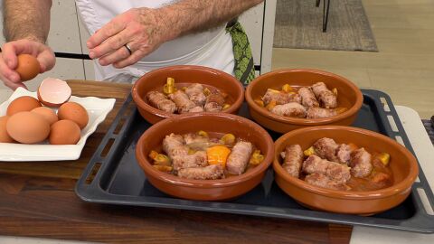 Pon en cada cazuelita 5 trocitos de butifarra y casca dos huevos encima