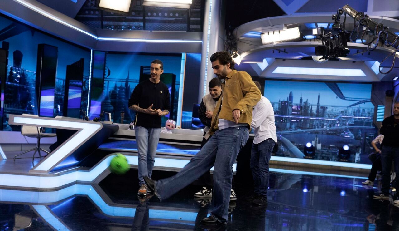 ¡Competición en El Hormiguero! Pablo Motos y Marron se enfrentan a Pedri y Ferran Torres al tres en raya futbolístico Alt imagen