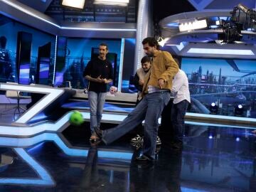 &iexcl;Competici&oacute;n en El Hormiguero! Pablo Motos y Marron se enfrentan a Pedri y Ferran Torres al tres en raya futbol&iacute;stico