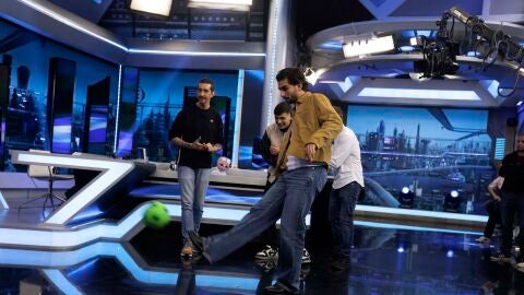 &iexcl;Competici&oacute;n en El Hormiguero! Pablo Motos y Marron se enfrentan a Pedri y Ferran Torres al tres en raya futbol&iacute;stico