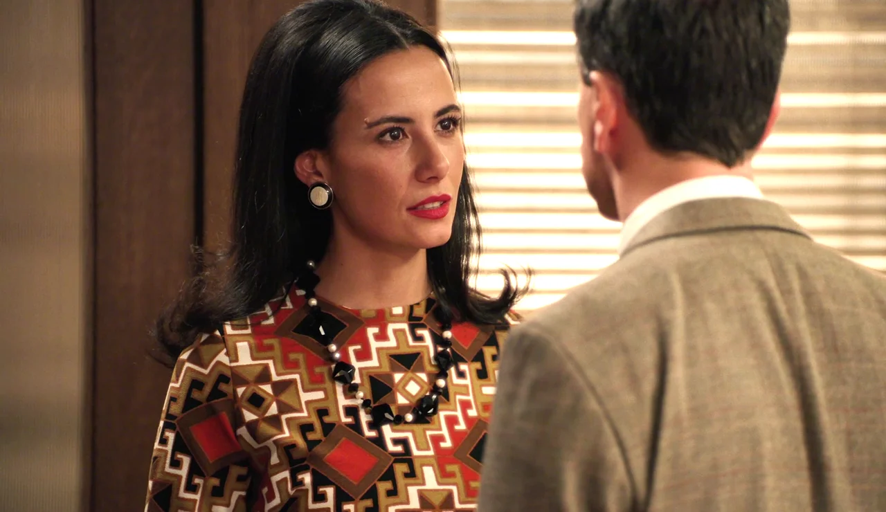 Cloe le planta cara a Gabriel cuando él la amenaza: “Puedo denunciarte a ti y a la depravada de tu novia”