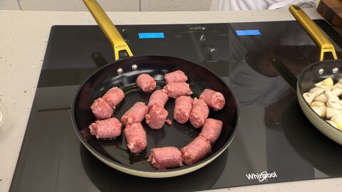 Corta la butifarra en rodajas gruesas y fríelas