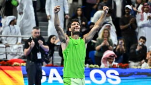 Carlos Alcaraz celebra su victoria ante Fils en la final de Doha