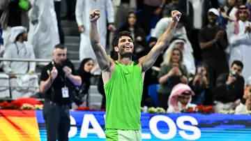 Carlos Alcaraz celebra su victoria ante Fils en la final de Doha Carlos Alcaraz celebra su victoria ante Fils en la final de Doha