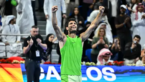 Carlos Alcaraz celebra su victoria ante Fils en la final de Doha Carlos Alcaraz celebra su victoria ante Fils en la final de Doha