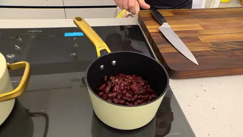 Añade el caldo y deja que hiervan Añade el caldo y deja que hiervan