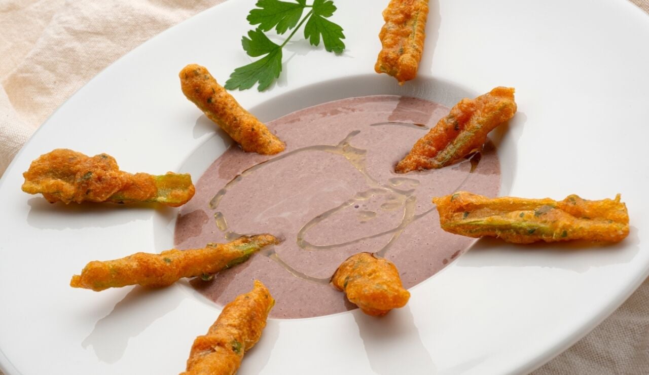Borraja en tempura con crema de alubias rojas, de Joseba Argui&ntilde;ano: receta saludable y nutritiva