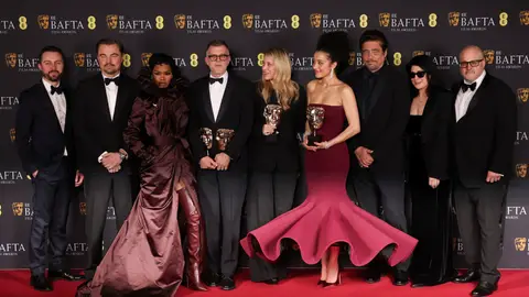 El director Paul Thomas Anderson, editor Andy Jurgensen, productora Sara Murphy, Cassandra Kulukundis, Michael Bauman y los actores Leonardo DiCaprio, Benicio Del Toro, Teyana Taylor, Chase Infinit El director Paul Thomas Anderson, editor Andy Jurgensen, productora Sara Murphy, Cassandra Kulukundis, Michael Bauman y los actores Leonardo DiCaprio, Benicio Del Toro, Teyana Taylor, Chase Infinit