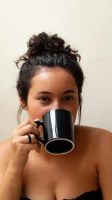 Mujer de pelo rizado con un recogido desenfadado Mujer de pelo rizado con un recogido desenfadado