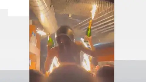 Momento del incendio en la estación de esquí suiza Momento del incendio en la estación de esquí suiza