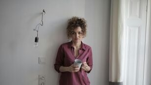 Mujer con el pelo rizado con un recogido