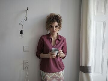 Mujer con el pelo rizado con un recogido