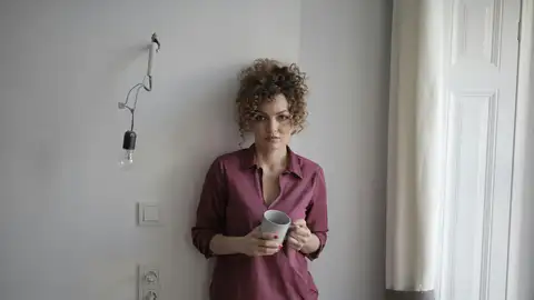 Mujer con el pelo rizado con un recogido Mujer con el pelo rizado con un recogido