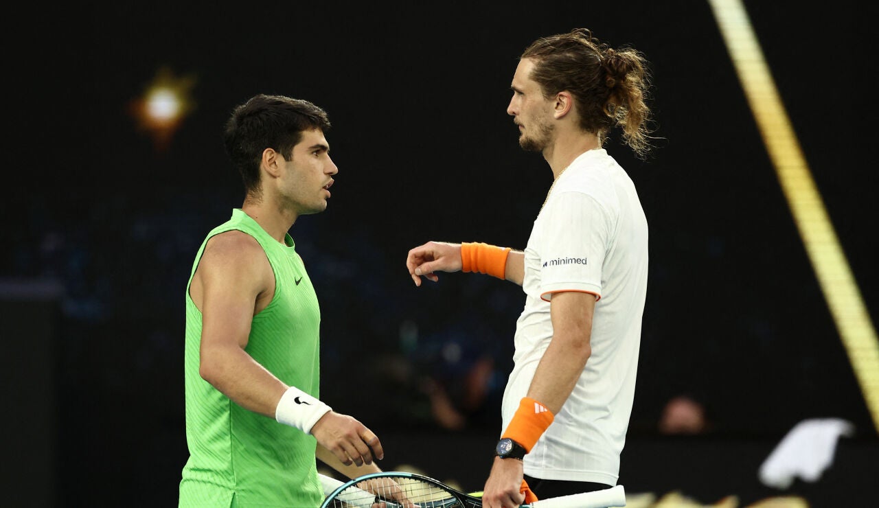 Alexander Zverev y Carlos Alcaraz tras la semifinal del Open de Australia