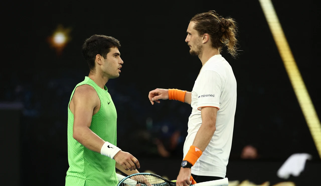 Alexander Zverev y Carlos Alcaraz tras la semifinal del Open de Australia
