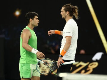 Alexander Zverev y Carlos Alcaraz tras la semifinal del Open de Australia