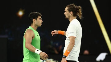 Alexander Zverev y Carlos Alcaraz tras la semifinal del Open de Australia