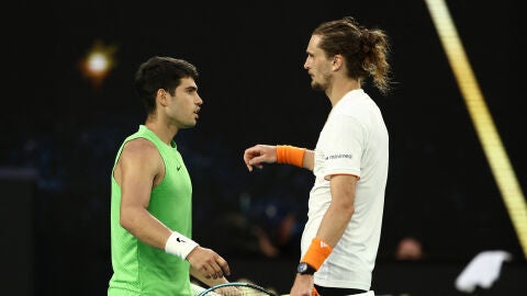 Alexander Zverev y Carlos Alcaraz tras la semifinal del Open de Australia