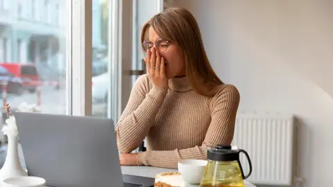 Mujer cansada bostezando Mujer cansada bostezando