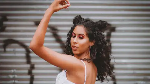 Mujer de pelo rizado con un recogido Mujer de pelo rizado con un recogido