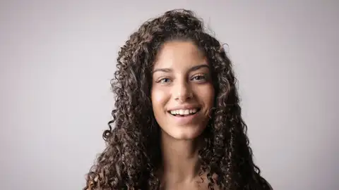 Mujer con el pelo rizado Mujer con el pelo rizado