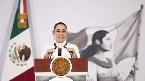 La presidenta de M&eacute;xico, Claudia Sheinbaum, atiende a los medios este martes