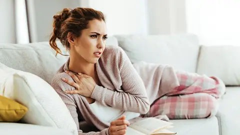 Mujer con dolor en el hombro Mujer con dolor en el hombro