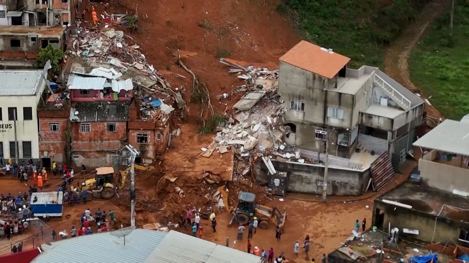 Derrumbe de casas, corrimiento de tierras...las graves consecuencias del temporal que ya deja 28 muertos en Brasil