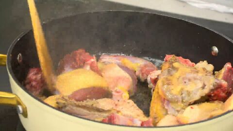 Salpimienta el pato, introdúcelo en la cazuela y dóralo bien