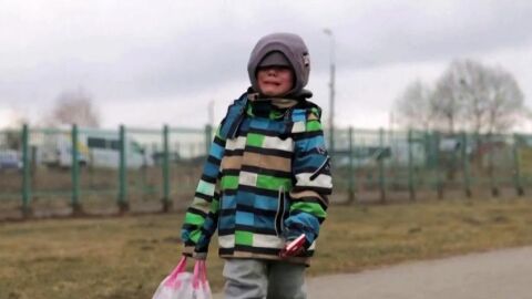 Un ni&ntilde;o ucraniano camina por la ciudad fronteriza de Medyka, en Polonia