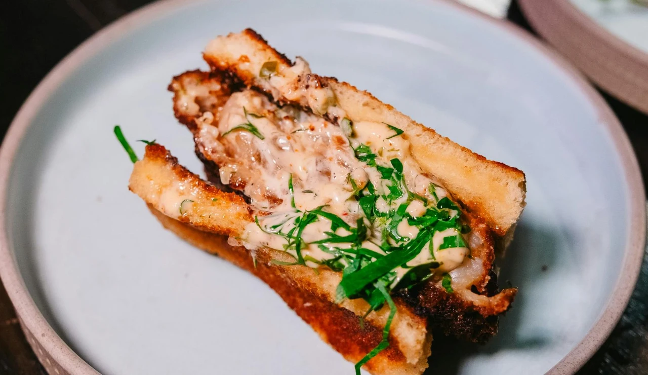 Sándwich con relleno de salmón y salsas