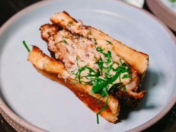 S&aacute;ndwich con relleno de salm&oacute;n y salsas