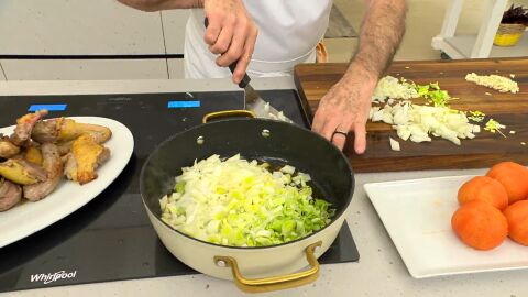Sazona y pocha las hortalizas a fuego medio