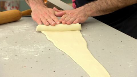 Y haz un rulo (empezando por la parte más larga del rectángulo)