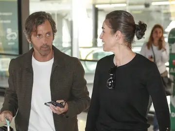 Blanca Romero y Quique Sánchez Flores volviendo de un viaje Blanca Romero y Quique Sánchez Flores volviendo de un viaje