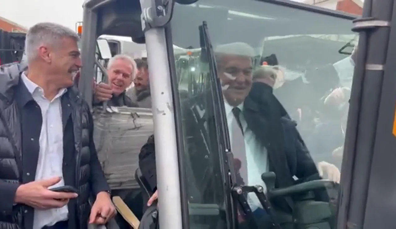 El show de Laporta subido a un toro elevador en Mercabarna: "¡Madridista el que no bote!"