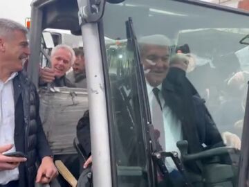 El show de Laporta subido a un toro elevador en Mercabarna: "&iexcl;Madridista el que no bote!"