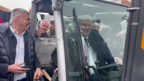 El show de Laporta subido a un toro elevador en Mercabarna: "&iexcl;Madridista el que no bote!"