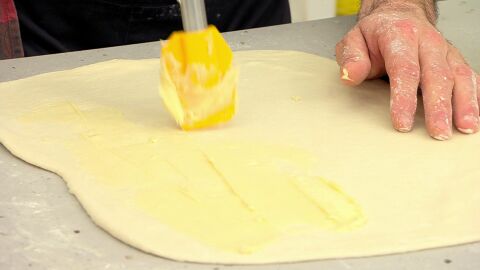 Pinta toda la superficie con la mezcla de harina y mantequilla