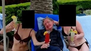 La imagen de Stephen Hawking junto a dos mujeres en bikini
