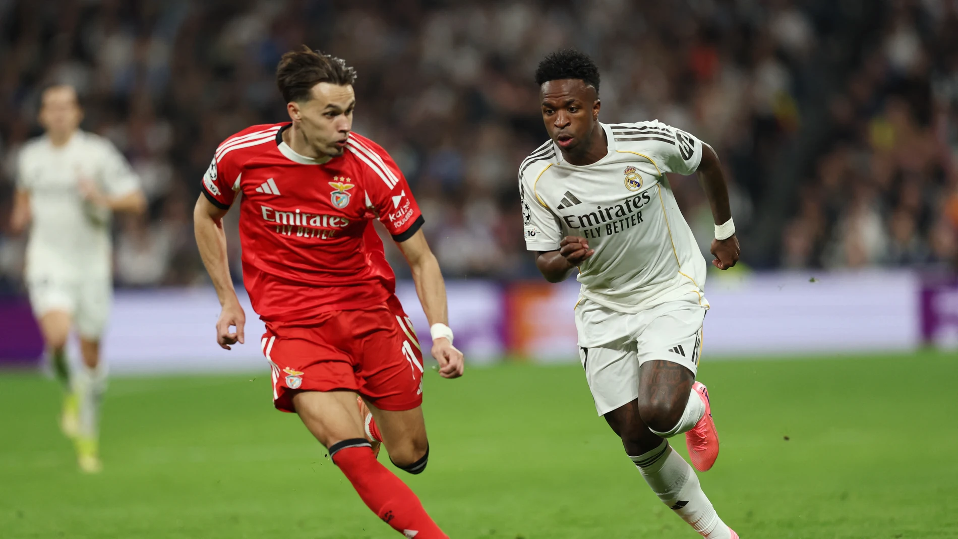 Vinícius encara a Amar Dedic en el Bernabéu Vinícius encara a Amar Dedic en el Bernabéu