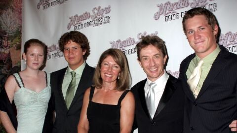 Martin Short con su mujer y sus hijos