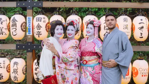 Ciervos sagrados, una masterclass de sushi y convertirse en geishas en el cuarto programa de El capitán en Japón Ciervos sagrados, una masterclass de sushi y convertirse en geishas en el cuarto programa de El capitán en Japón
