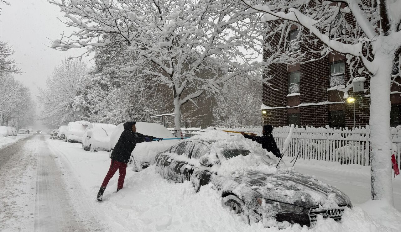 Imagen de archivo de un coche atrapado por la nieve en pleno temporal en Nueva York