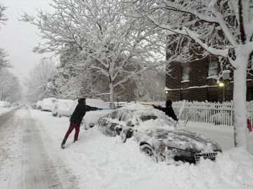 Imagen de archivo de un coche atrapado por la nieve en pleno temporal en Nueva York