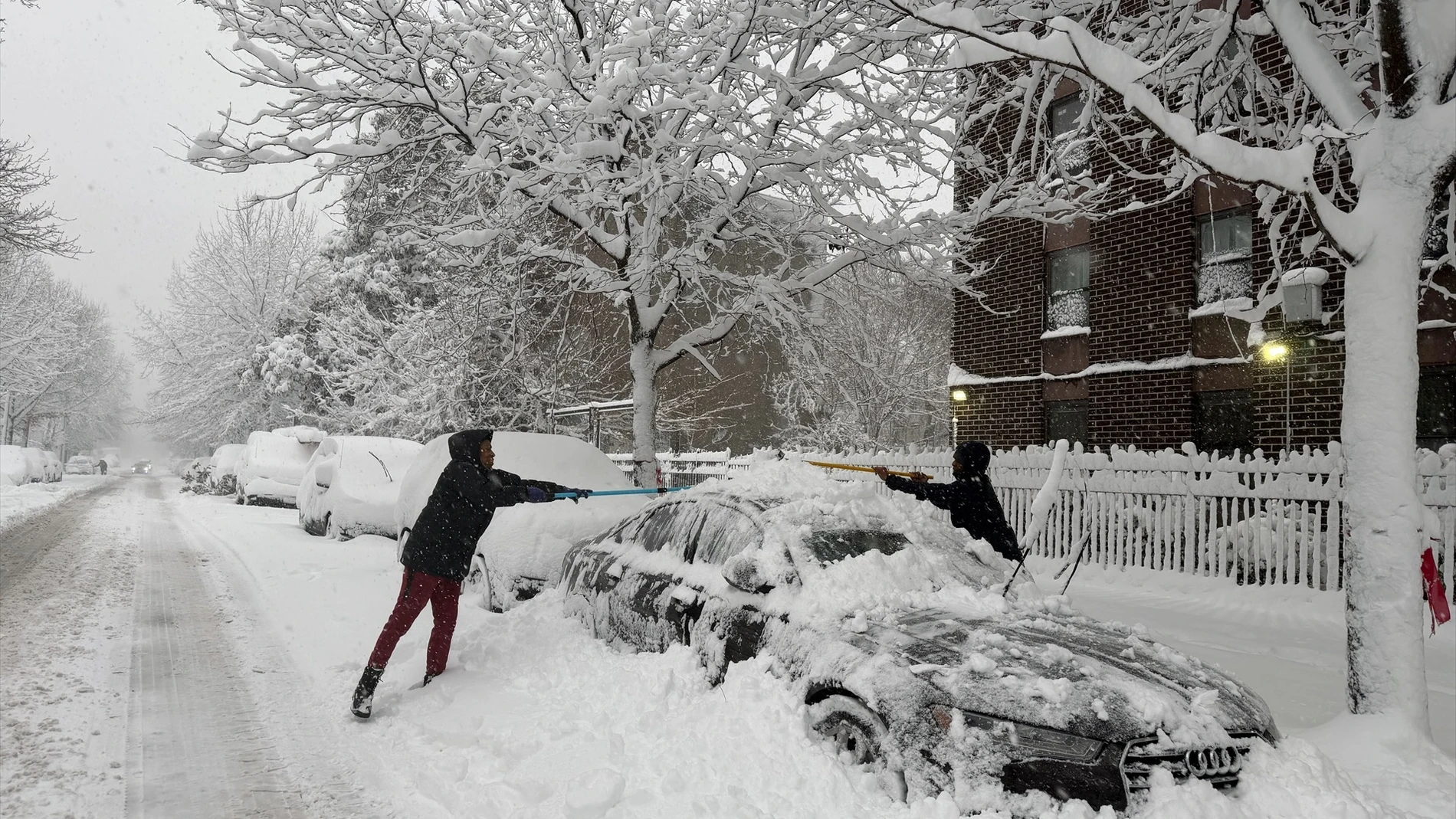 Imagen de archivo de un coche atrapado por la nieve en pleno temporal en Nueva York Imagen de archivo de un coche atrapado por la nieve en pleno temporal en Nueva York