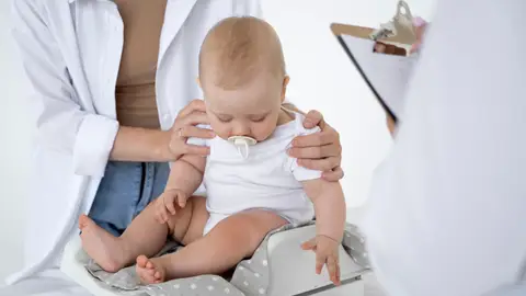 Bebé en la consulta del médico Bebé en la consulta del médico